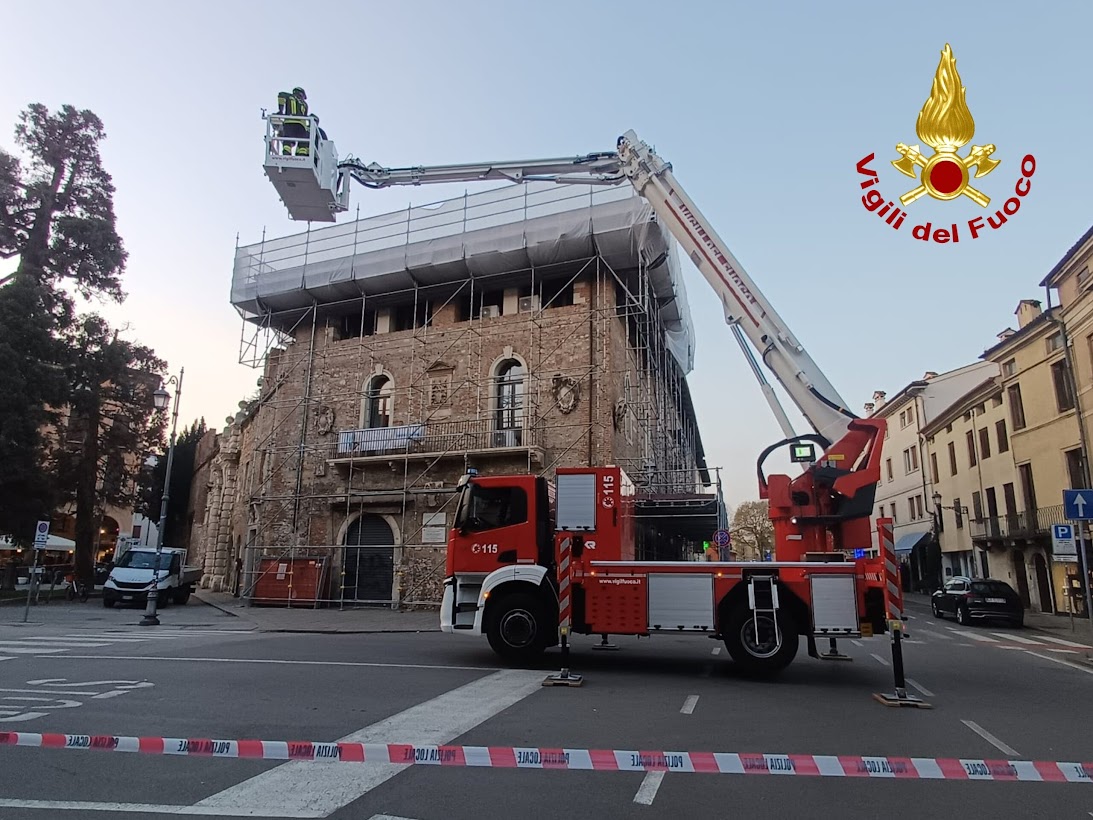 Vicenza, cedimento a Palazzo del Territorio (in restauro): chiusi i negozi vicini