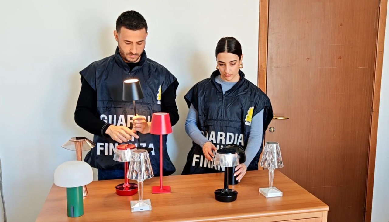 Operazione “Gamba corta”: sequestrate oltre 6.500 lampade e sedie contraffatte. Controlli anche nel Vicentino