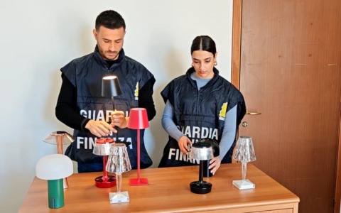 Operazione “Gamba corta”: sequestrate oltre 6.500 lampade e sedie contraffatte. Controlli anche nel Vicentino