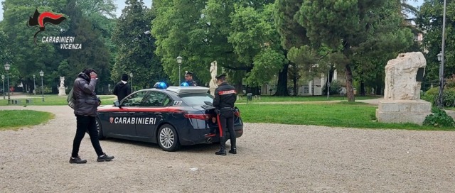 Tenta una rapina con coltello ai Giardini Salvi: fermato con il taser dai Carabinieri