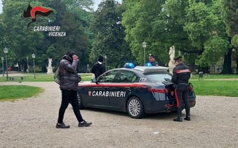 Tenta una rapina con coltello ai Giardini Salvi: fermato con il taser dai Carabinieri