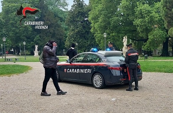 Tenta una rapina con coltello ai Giardini Salvi: fermato con il taser dai Carabinieri