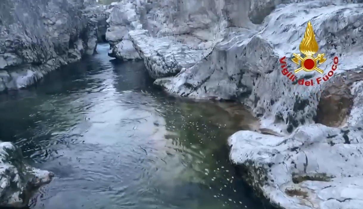 Cade nel torrente Astico: 20enne recuperato senza vita
