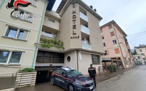 30enne entra nella hall di un albergo di Valdagno e scatena il panico tra clienti e personale
