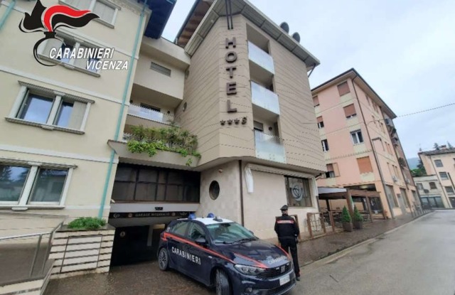 30enne entra nella hall di un albergo di Valdagno e scatena il panico tra clienti e personale